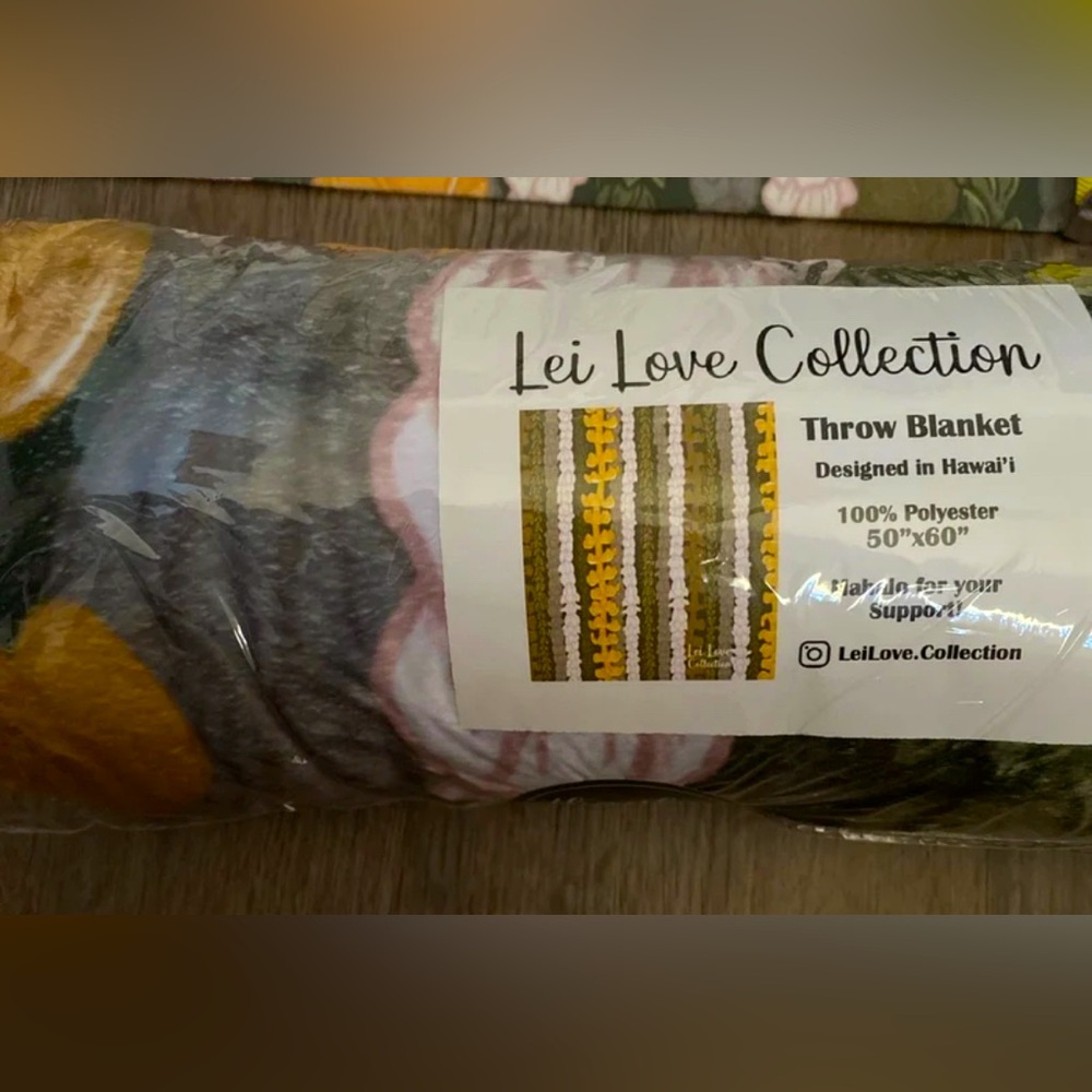 Hawaiian Lei Throw Blanket